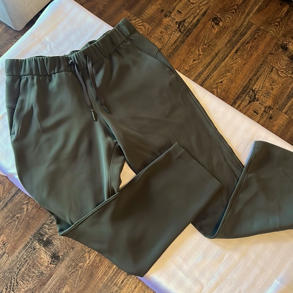 Like New Lululemon Stretch Mid Rise 7/8 Length Pant, size 6 in Dark Olive